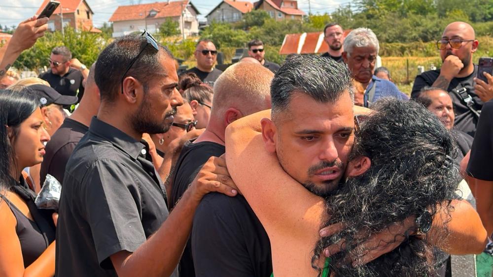 Boru Santanu braća grle na očevoj sahrani, suze i tuga odzvanja na groblju