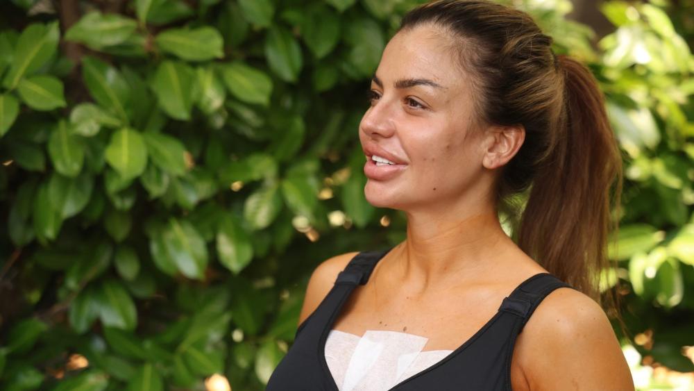 Sanja Grujić je ugradila "sedmice"! Uslikali smo je po izlasku iz klinike i prizor je i više nego bombastičan! (Foto)
