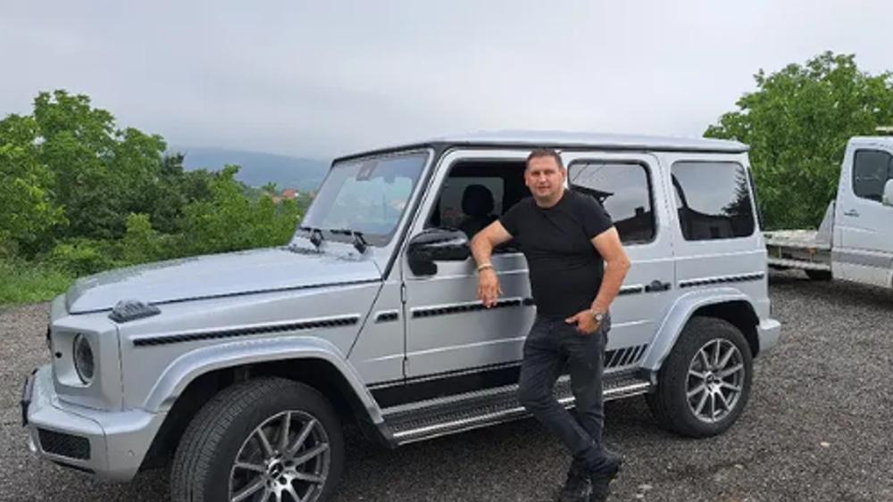 "Poznati beogradski biznismen i sportista sa džipom i satom od 350.000 evra!" Tri žene ga optužile da je u besparici, pa im uzvratio