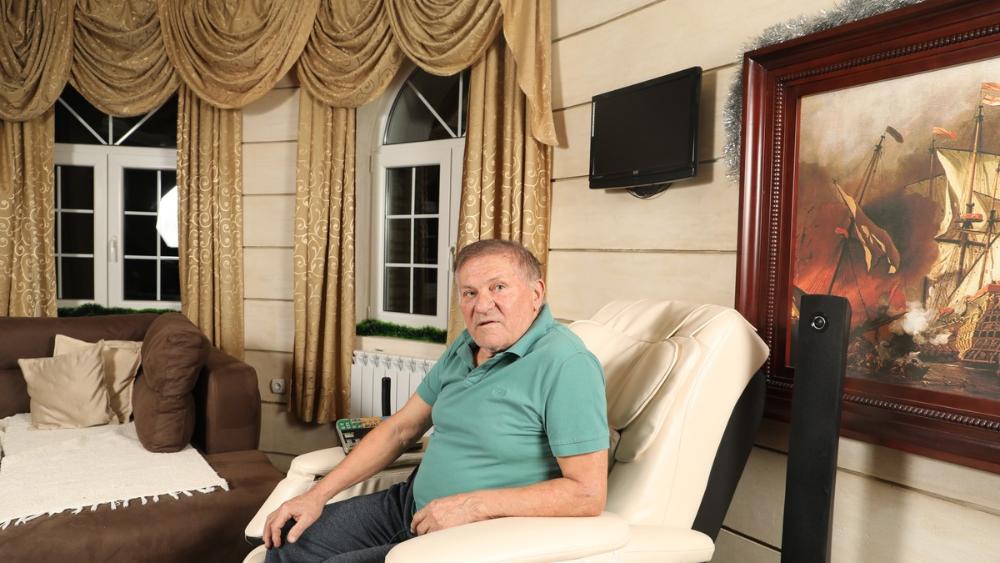 Pevač se vratio na selo, komšije otkrile da ga ni sinovi ni kolege ne posećuju