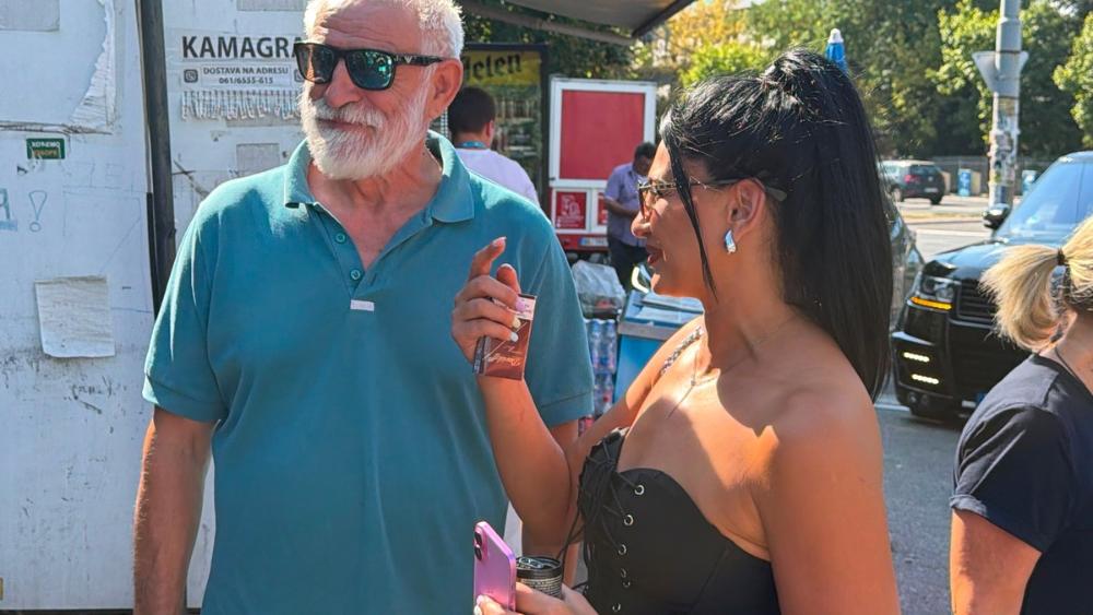Svi se pitaju ko je stariji muškarac koji je sa Aleksandrom Jakšić došao na potpisivanje ugovor za Elitu 10: "On mi je podrška kroz ceo život!"