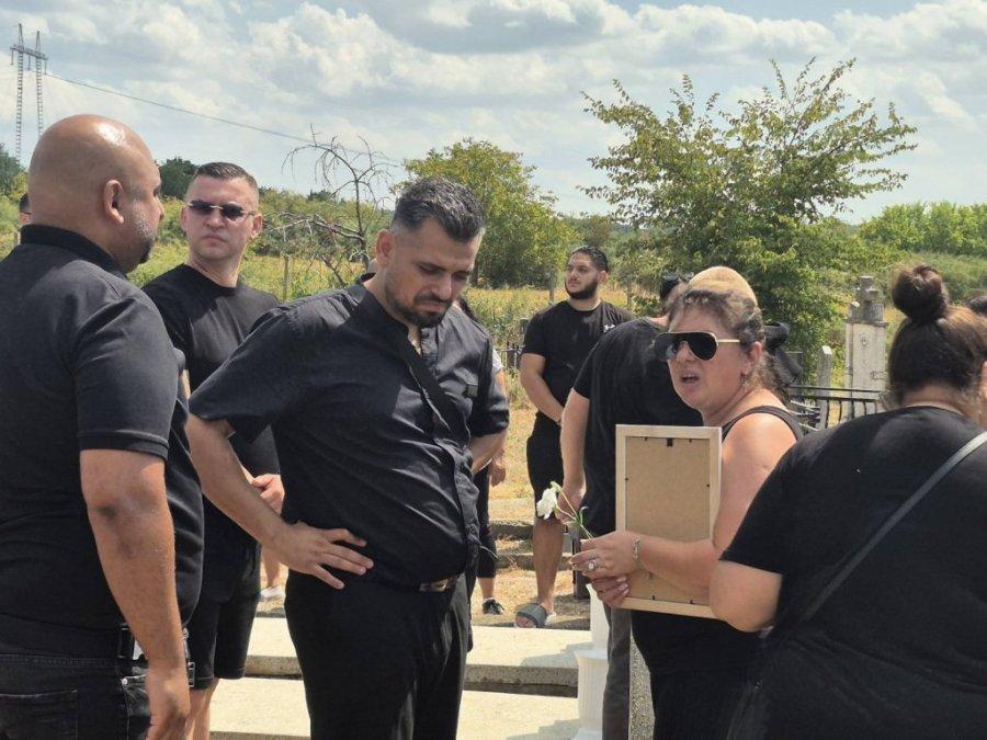 JECAJI ODZVANJAJU GROBLJEM: BOLNE slike sa lica mesta, Bori Santani se SLOŠILO na SAHRANI oca!
