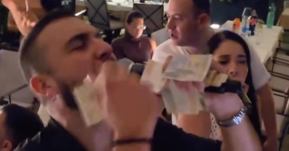 Isplivao snimak iz restorana: Mirčetu cepali majicu zbog rođenja ćerke, supruga pevača najveselija na proslavi