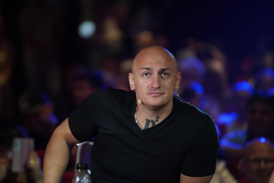 "ŠTA RADITE U KREVETU, SLAŽETE CIGLE?" Desingerica usred emisije ponizio starletu, nakon priznanja da joj se dečko bavi građevinom