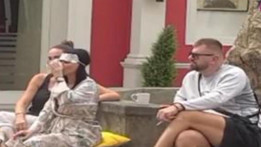 PUKLA SILIKONSKA ZADNJICA UČESNICI ELITE Sve iscurilo po dvorišu, vrištala je na sav glas