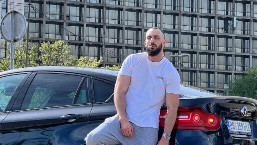 NAŠEM MUZIČARU DEMOLIRAN AUTO OD 100.000 EVRA Sve ukazuje na jedno, a on sumnja na devojku!