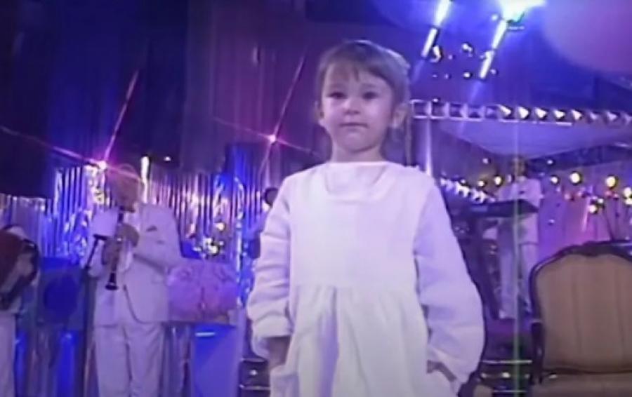 DEVOJČICU SA FOTOGRAFIJE SVI ZNATE Danas hara estradom, a otac joj je poznati pevač (VIDEO)