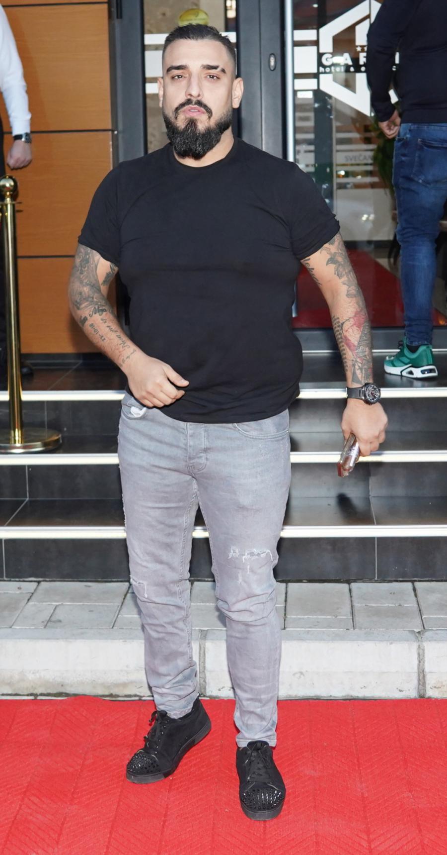 "DARKO LAZIĆ JE IZDAO BOGA, NE POŠTUJE NI SEBE" Bivši prijatelj opleo po pevaču, uputio mu strašne uvrede!