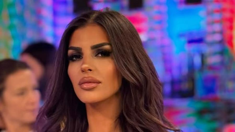 NAKON SMRTNOG SLUČAJA U PORODICI OTIŠLA DA SE ODMORI! Ena Čolić pozira na steni, frizura i obline došle do izražaja (FOTO)