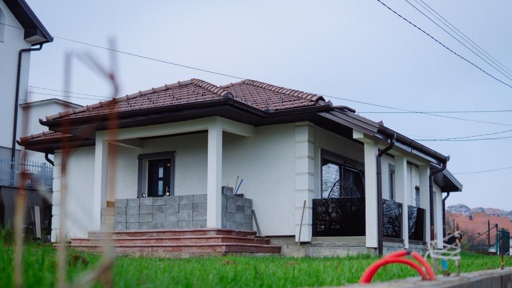 Ovu kuću je izgradio poznati par, a nakon sramne prevare OSTALA JE NAPUŠTENA: Uložili brdo novca, sad niko ne živi tu