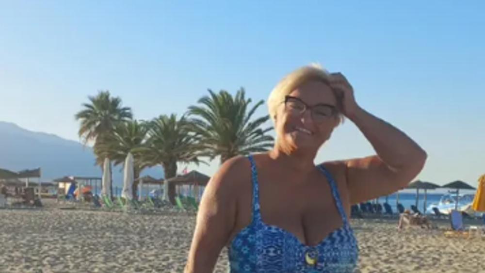 Naša pevačica izbacila butkicu u 69. godini: Pozirala u kupaćem