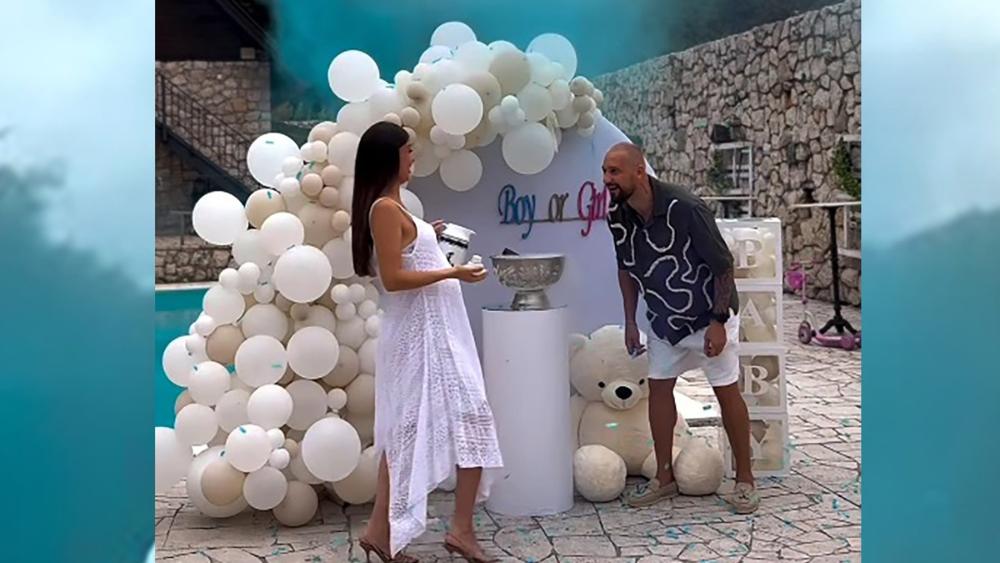 Dino Dizdarević otkrio pol bebe: Sa suprugom napravio žurku pored bazena sa balonima