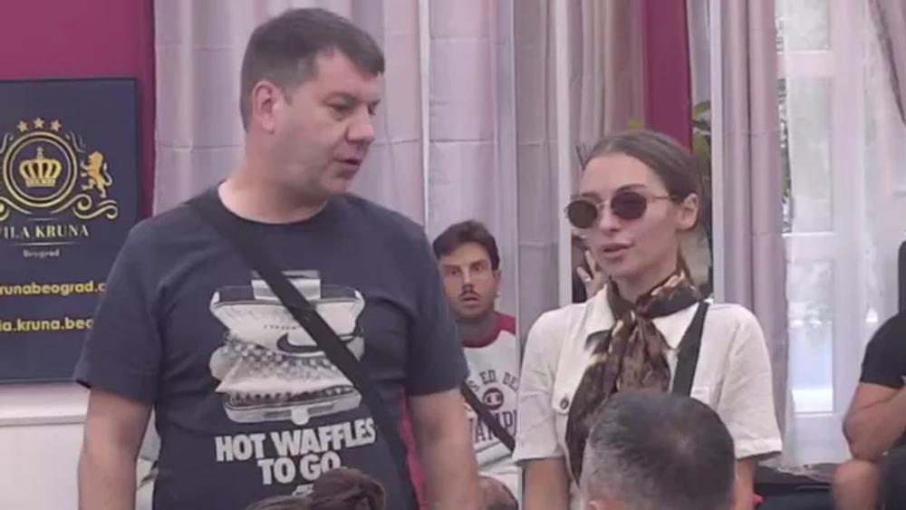 Ivan Marinković brutalno uvredio 20 godina mlađu devojku, ona ga brani