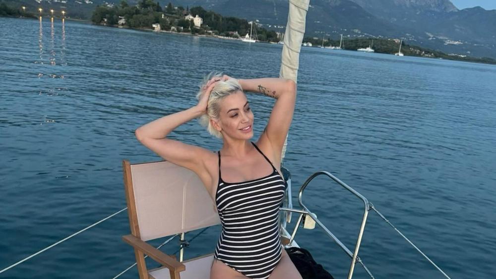 Dok Dušica Jakovljević pozira na jahti, svi joj gledaju u noge: Nema gram celulita