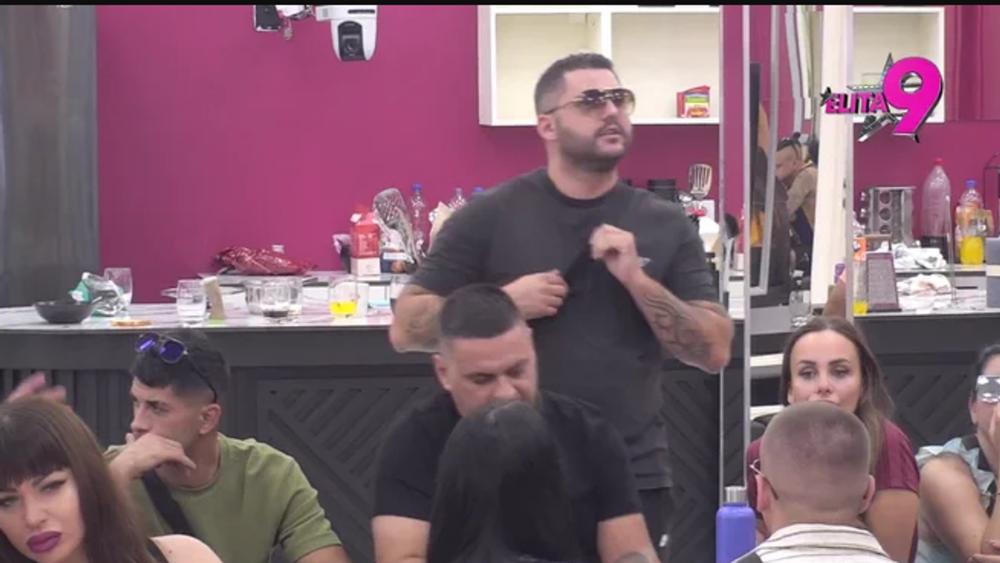 Asmin Durdžić flertuje sa Minom Vrbaški: Ona mu se smeška, a on poslao poruku njenim udvaračima