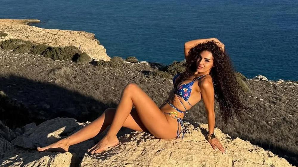 Ena Čolić pozirala na stenama u kupaćem, a obline samo sevaju