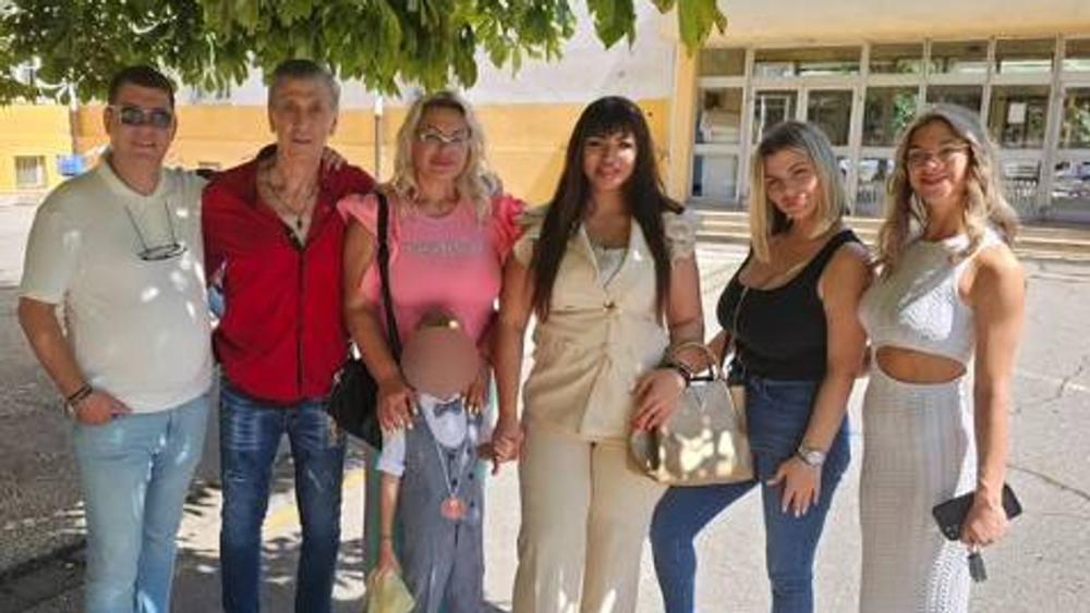 Porodica Kulić ispratila malog Željka u prvi razred: Ivan Marinković grli Sinišu