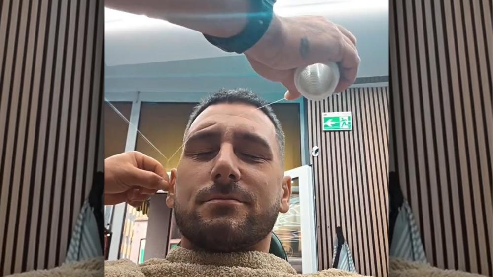 "JOOOJ, UFF" Zola otišao u salon da IŠČUPA OBRVE KONCEM pa jaukao od bolova: "On će glavu da mi otkine"