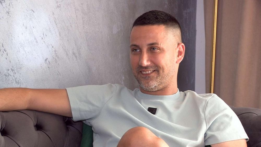 "RADIO SAM ZA KOŠTUNICU" Marko Đedović otkrio od čega živi kada nije u rijalitiju, raskrinkao parove Elite, pa spomenuo i Cecu