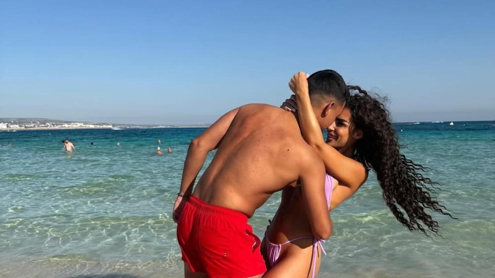 Ena Čolić proslavila rođendan pa objavila izazovne fotke sa plaže