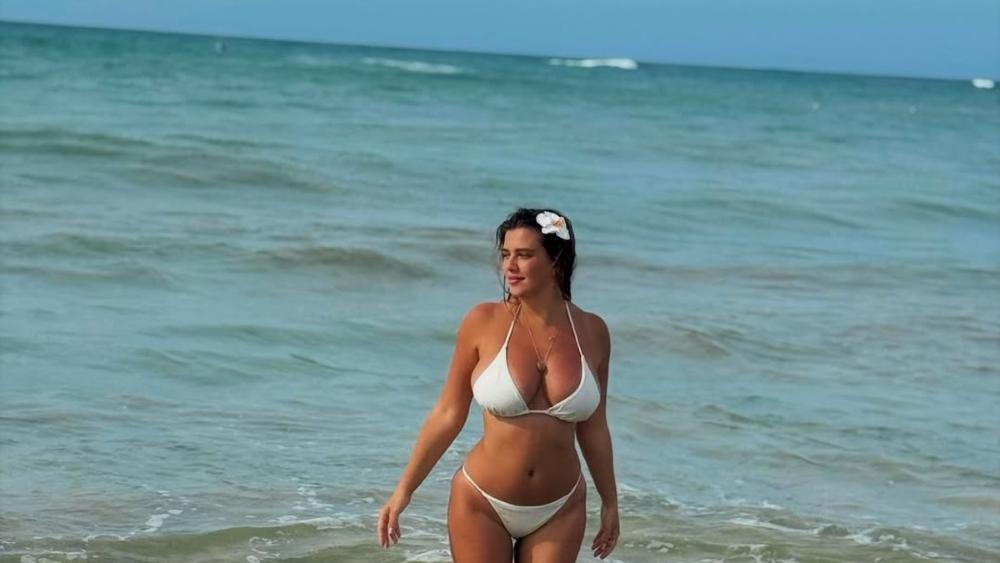 Kija Kockar se skinula, pa pozirala na krevetu: Dekolte i zlatni lanci su u prvom planu