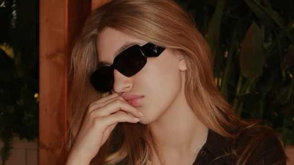 Lena Marinković u otkopčanoj košulji, na licu naočare od 350 evra