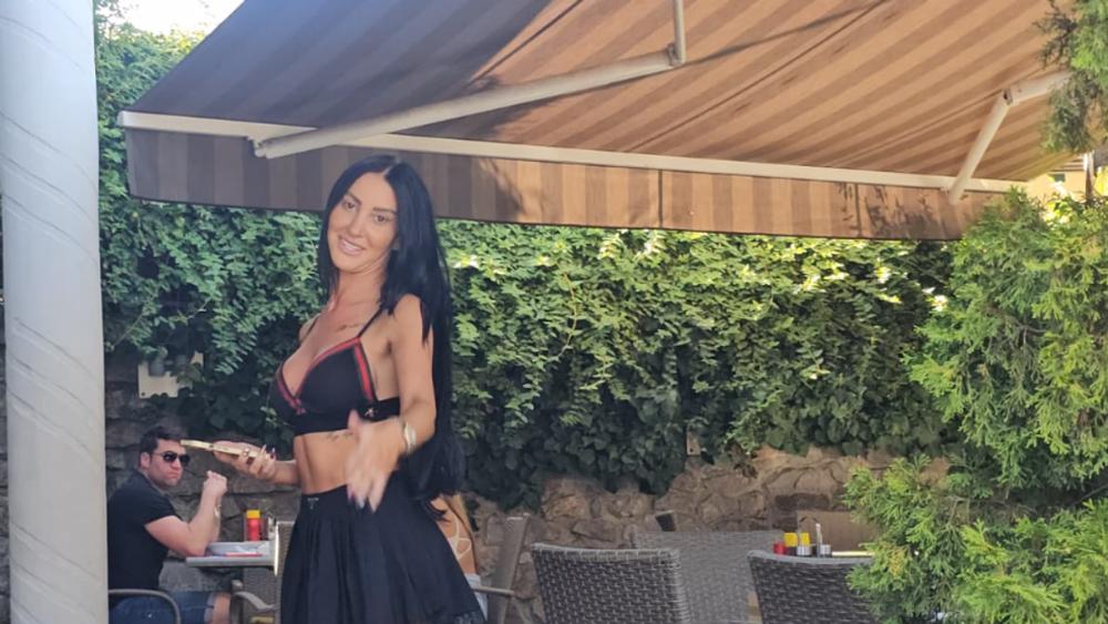Prodaje intimne slike na sajtu za odrasle, a sad otkrivena cena: "Gledajte je golu za 1.300 dinara"