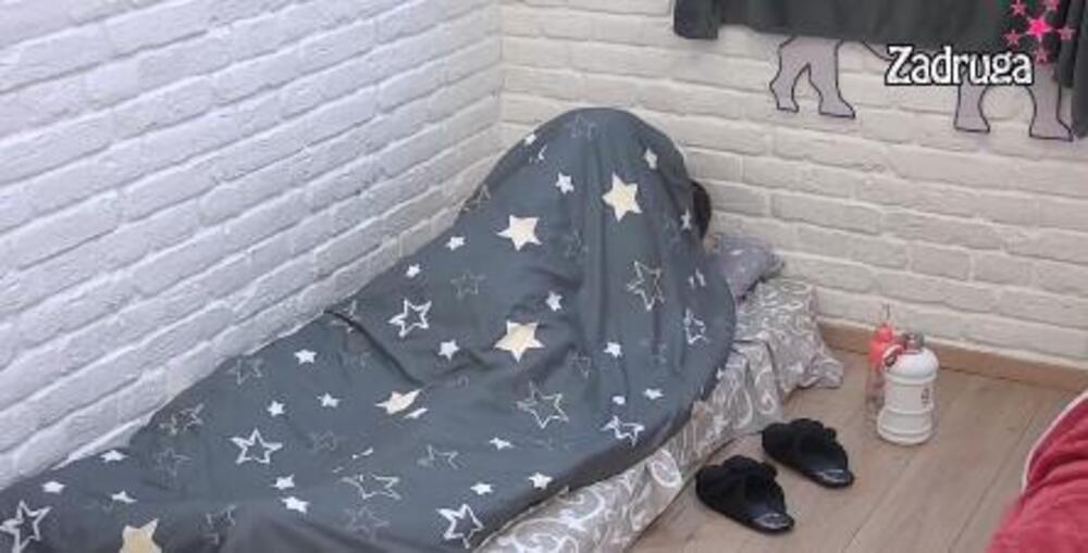 Janjuš odvukao cimerku u krevet: Uvukli se pod jorgan, pa počela vrela akcija, nisu mogli da se suzdrže (VIDEO)