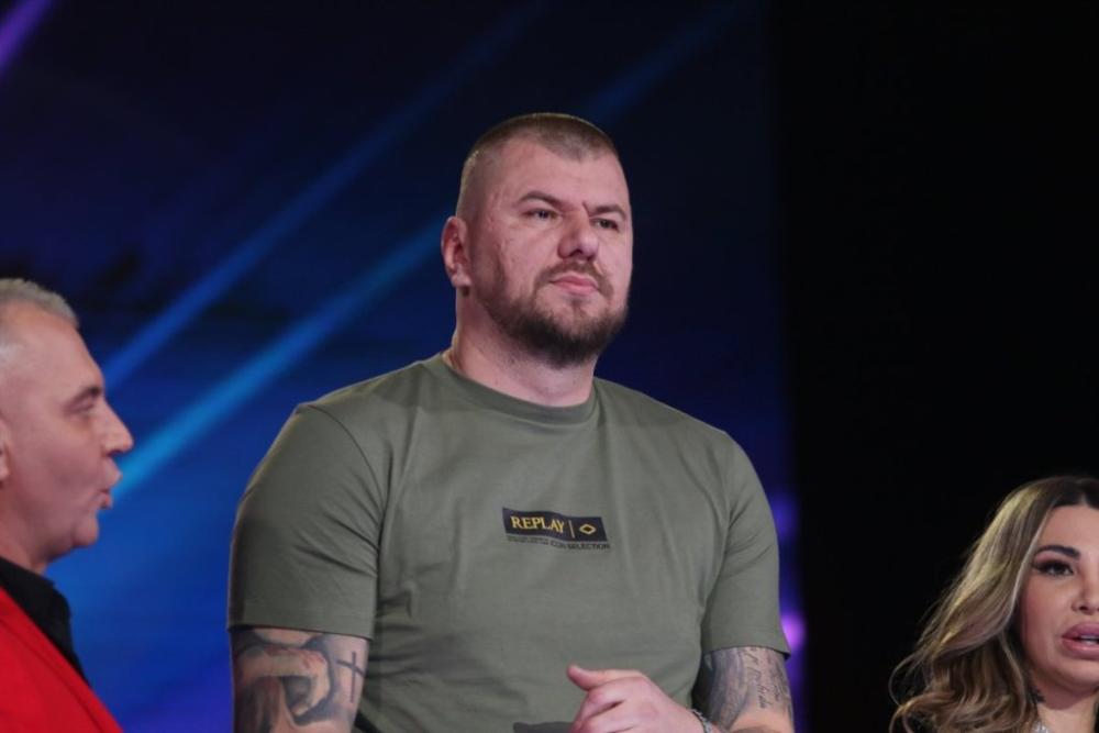 Janjuš se samo u donjem vešu pakuje za Elitu - Nećete verovati šta je sve poneo (FOTO)