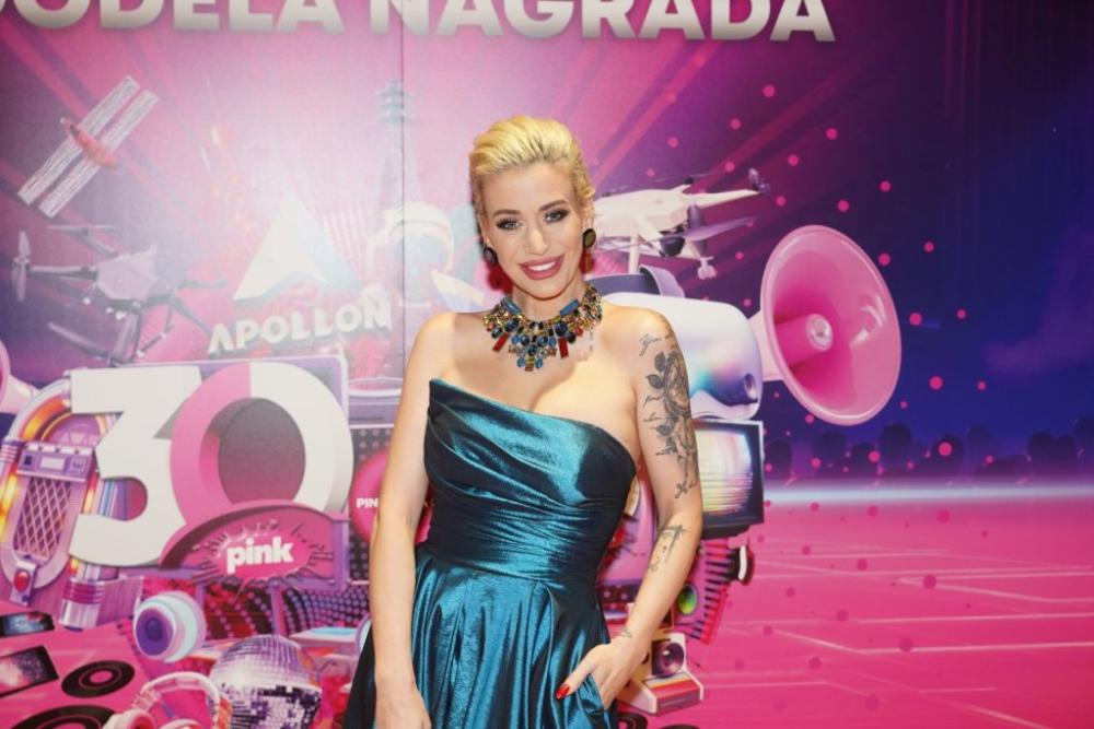 Svi gledaju u njene noge - Dušica Jakovljević pozirala na jahti i usijala mreže (FOTO)