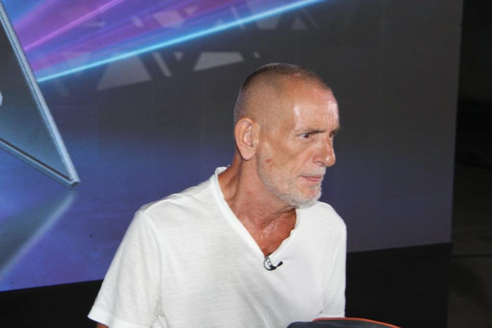 Lepi Mića završio sa 40 godina mlađom u krevetu - Hoće da je obučava