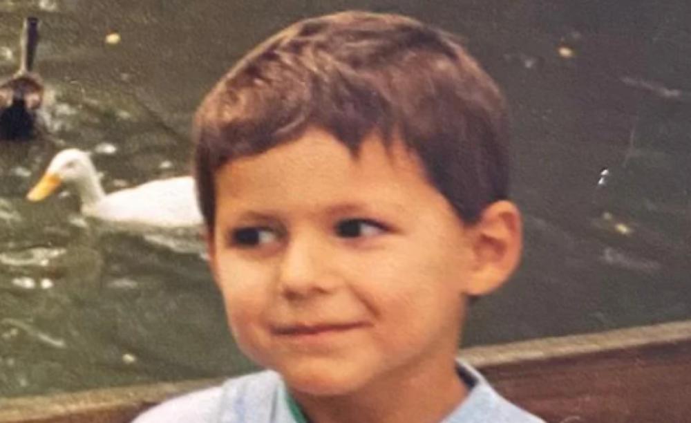 Smuvao starletu, ušao u rijaliti, ostao bez honorara: Da li znate ko je dečak sa slike?