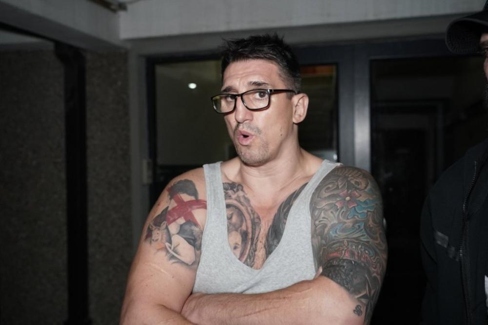 "U njemu me sahranite": Kristijan Golubović obukao bademantil od bivše, neće da ga skine