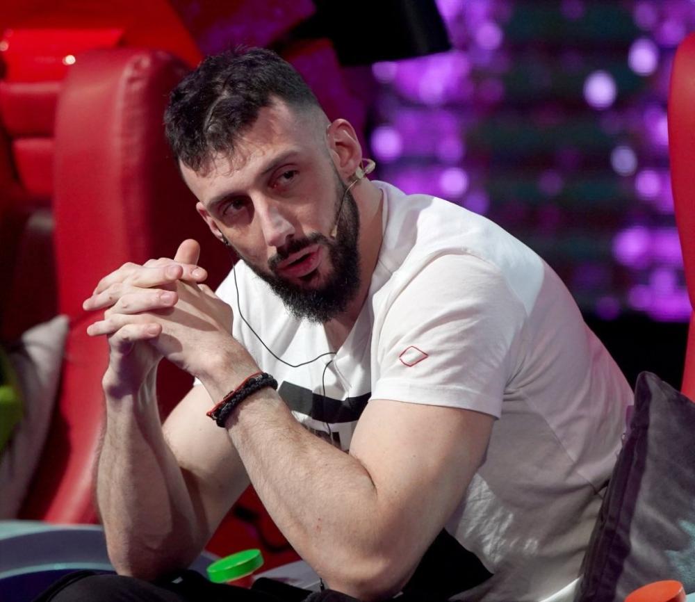 Oglasio se Đekson nakon što mu je demoliran automobil: Reper zatečen