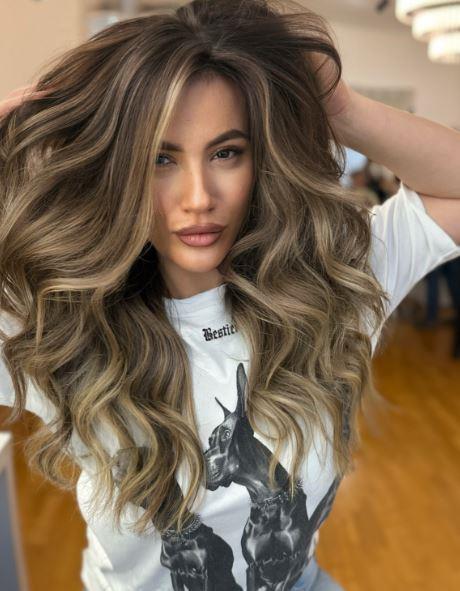 KRISTINA SPALEVIĆ NAKON RASKIDA SA KRISTIJANOM NAZDRAVLJA SA PEVAČICOM! Na stolu knjiga, mnogi misle da je provokacija za Golubovića (FOTO)