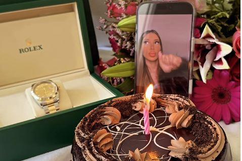 ROLEKS, CVEĆE, TORTA I ROMANTIČNA VEČERA: Dalila proslavila rođendan u Americi, javno se pohvalila poklonima, čestitke pljušte (FOTO)