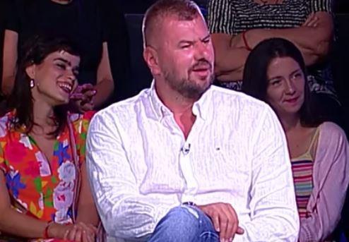 JANJUŠ SPAKOVAO 14 CRNIH KESA ZA ELITU Prizor iz njegovog doma sve šokirao: On u donjem vešu, a oko njega haos! (FOTO)