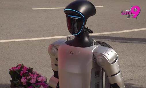 ROBOT TOŠA UŠAO U ELITU PA NAPRAVIO ŠOU ZA PAMĆENJE! Šalio se sa učesnicima, a onda je naleteo Bora Santana... (VIDEO)