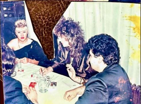 OVE FOTOGRAFIJE IZ PROŠLOSTI ESTRADNJAKA DO SADA NISTE VIDELI! Pevačica nakon 30 godina sve pokazala javno: Ovako su izgledale najveće zvezde današnjice (FOTO)