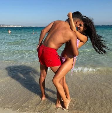 RAZGOLITILA SE ENA ČOLIĆ PA SE POPELA NA PEJU! Vreli kadrovi sa mora zapalili mreže, pogledajte samo ove poze