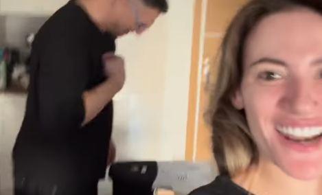 ZAVIRITE U PORODIČNI DOM KRISTINE I KRISTIJANA NAKON POMIMRENJA: Spalevićeva skače  igra, Golubović pegla sa osmehom na licu i krsti se (FOTO/VIDEO)