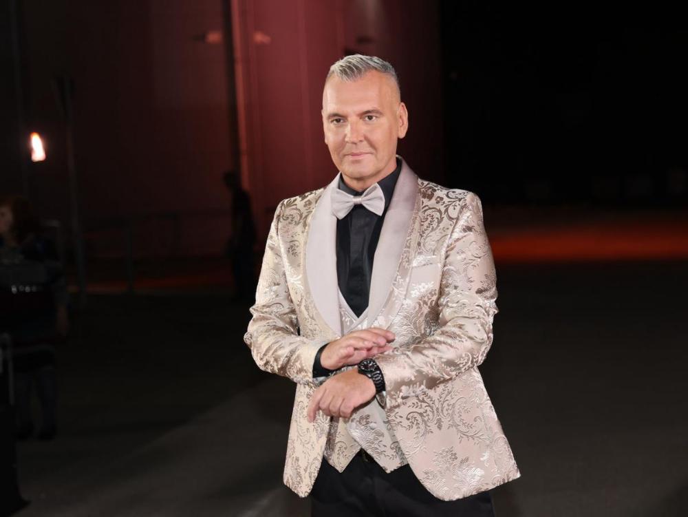 MILAN MILOŠEVIĆ POČETAK ELITE 9 BACIO U SENKU I STAVIO U DRUGI PLAN! Voditelj se pojavio u neviđenom stajlingu i zasenio sve! (FOTO)