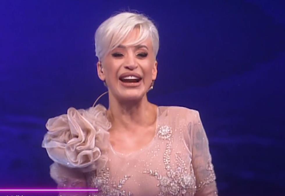 DUŠICA JAKOVLJEVIĆ U PROVIDNOM OD GLAVE DO PETE! Voditeljka objasnila šta znači glamur: Po sebi ima bisere, šljokice i ruže! (FOTO)