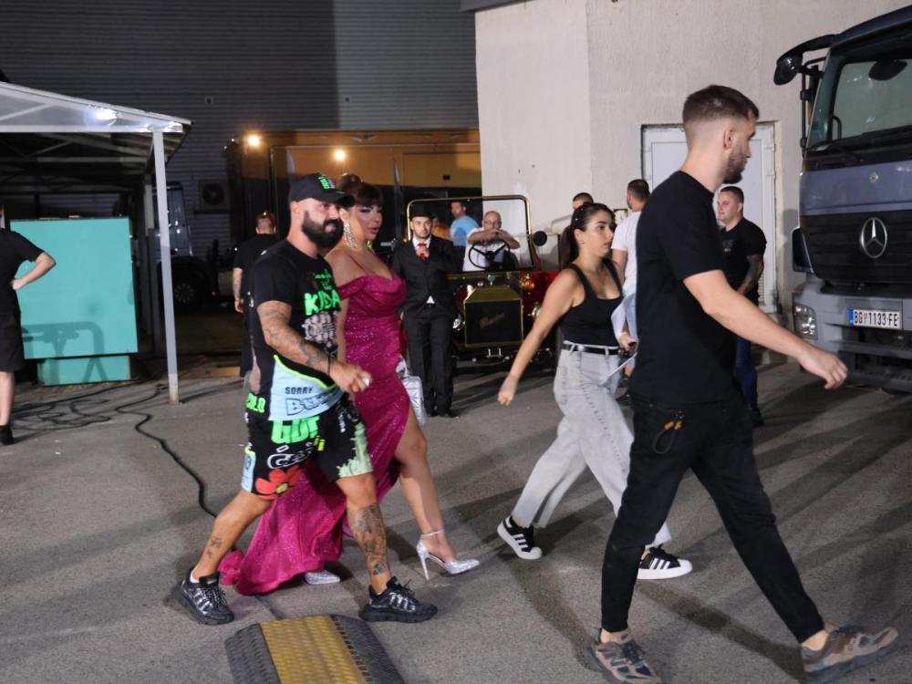 MILJANA KULIĆ DOŠLA U PRATNJI BIVŠEG CIMERA, PORODICE NIGDE! Nišlijka preuskoj haljini celoj u šljokicama, a tek da vidite šlic
