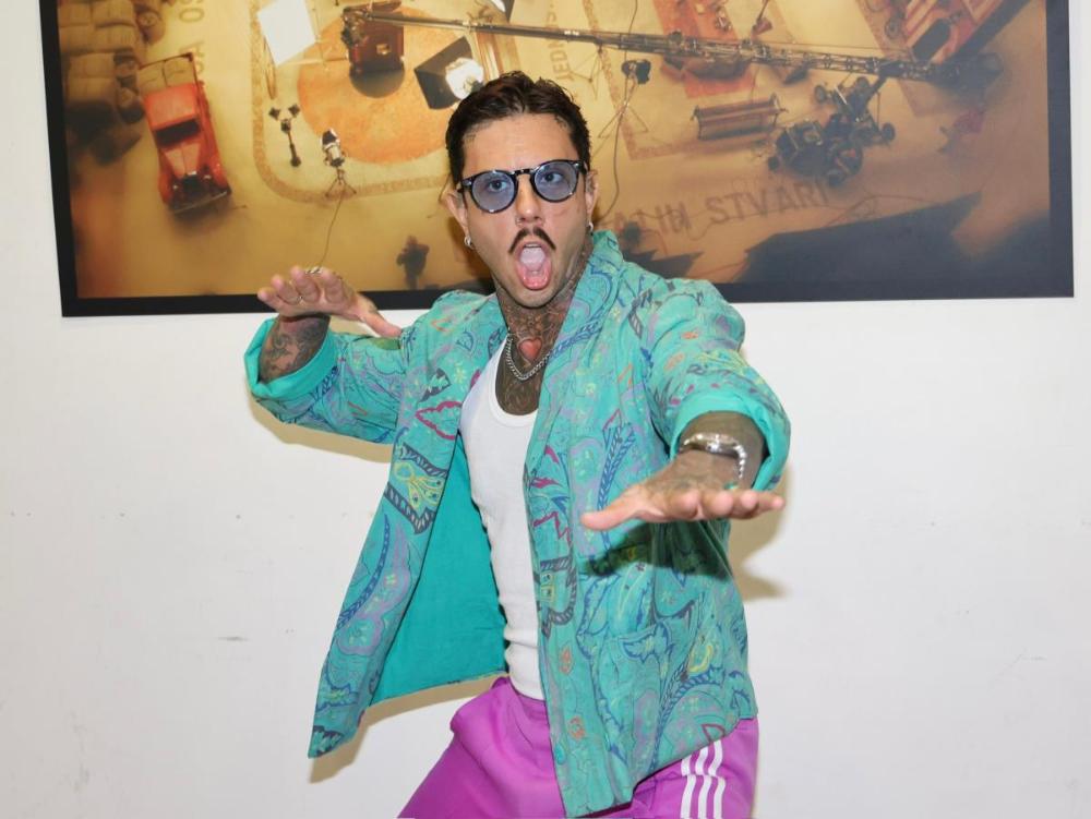 SKANDALOZNI VODITELJ ULAZI U ELITU, A PRED MEDIJIMA SE HVATAO ZA POLNI ORGAN! Zgrozio sve prisutne, a mnogi ga znaju zbog afere s ovom pevačicom...