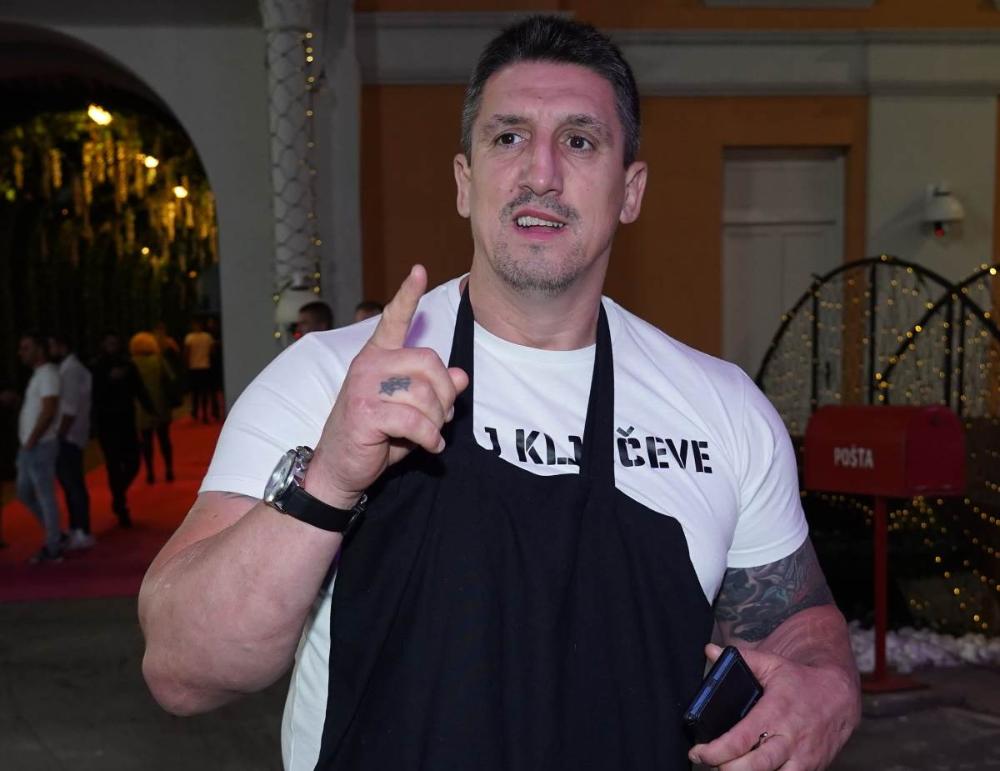 Stao u prvi red i dao ruže Dragani Mirković: Kristijan Golubović uhvaćen s drugom ženom na koncertu folk legende