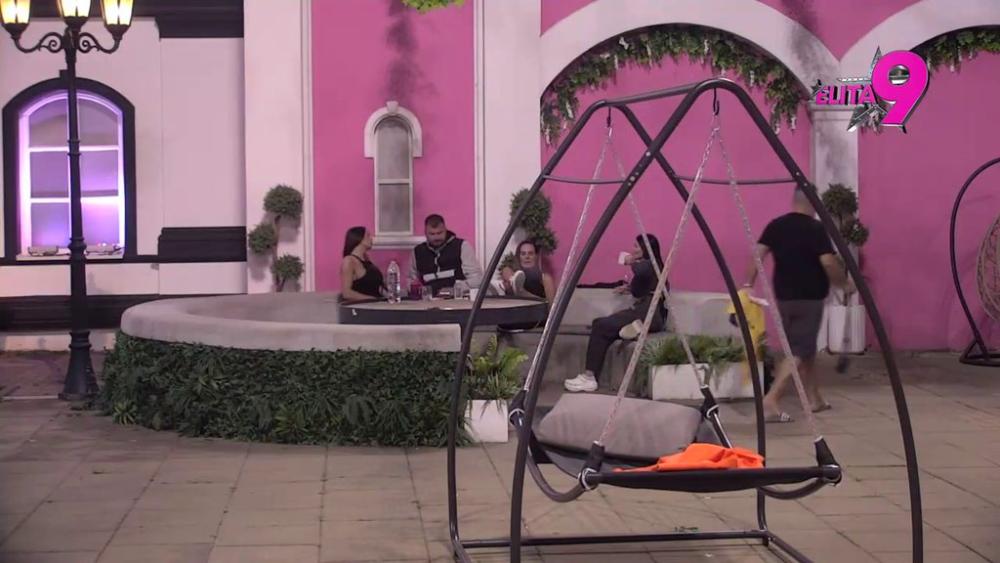 KRENULA U IZVIDNICU: Dušica zapazila da Janjuš provodi vreme sa Kačavendom, pa rešila da im pokvari druženje! (VIDEO)