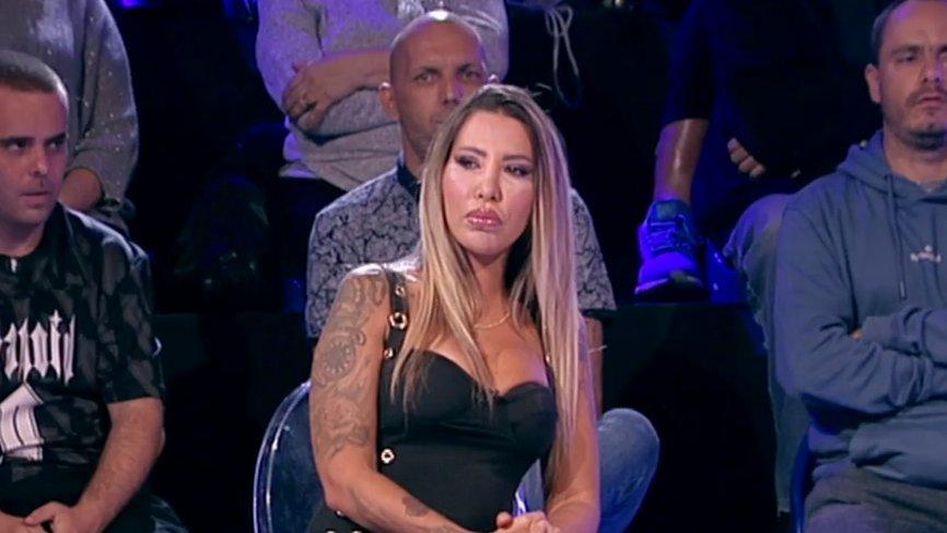 JOŠ UVEK POD FLASTERIMA, MORA DA NOSI MASKU! Aneli Ahmić pokazala svoje lice nakon estetskih zahvata, a ovo  još planira da koriguje! (VIDEO)