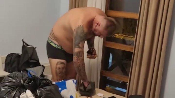 Ovako se Janjuš sprema za Elitu: Spakovao 14 DŽAKOVA, lom na sve strane, a evo ko ga je krišom snimio u gaćama (VIDEO)