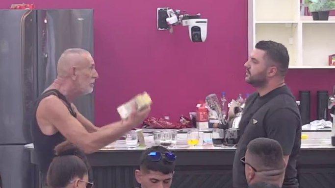 OČI U OČI:  Lepi Mića zaurlao na Asmina zbog vređanja njegove ćerke, pa ga osudio zbog omalovažavanja Aneli i njene porodice: KOMPLEKSAŠU JEDAN! (VIDEO)